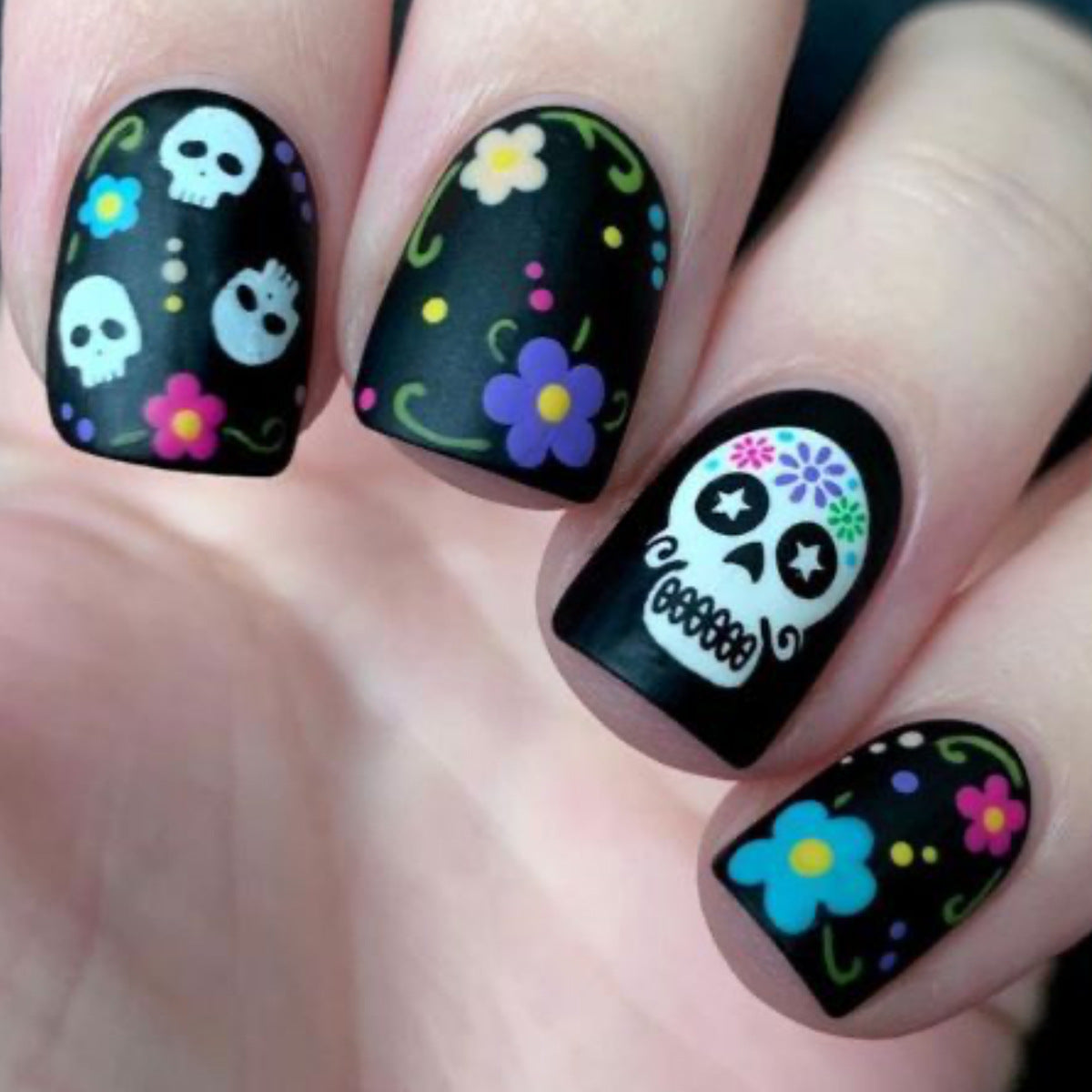 Künstlerische Halloween-Themen-Nagelkunst Brehn