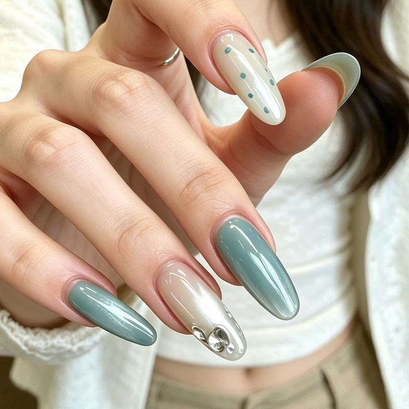 Dekorativer Press-On-Nagelset mit Kristallakzenten Brehn