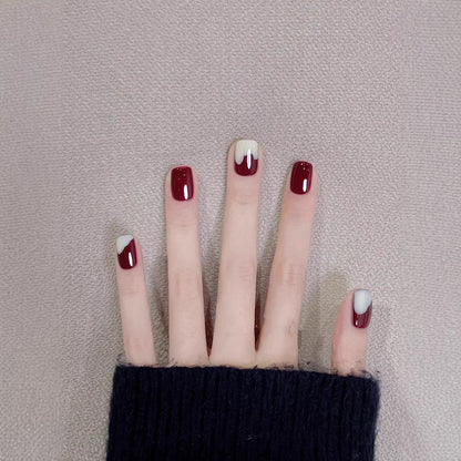 Künstlerisches Press-On-Nagelset mit einzigartigen Designelementen