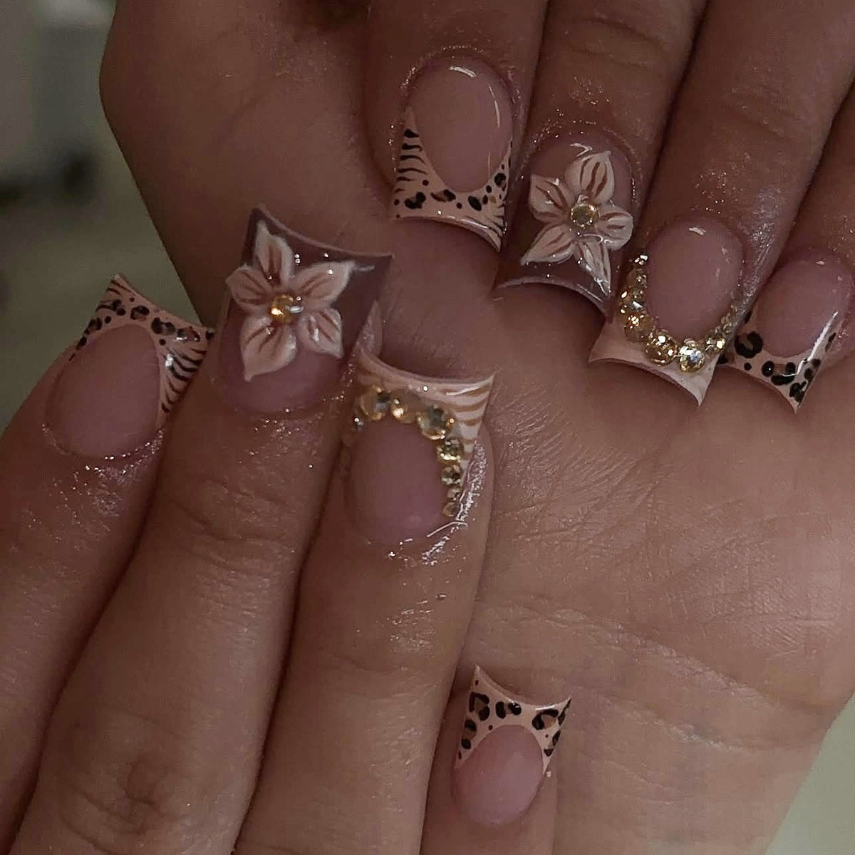 Künstlerisches blumeninspiriertes Press-On-Nagelset Brehn