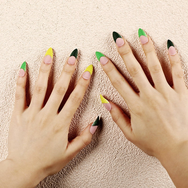 Kreative Kunstnägel mit trendigem geometrischem Design Brehn