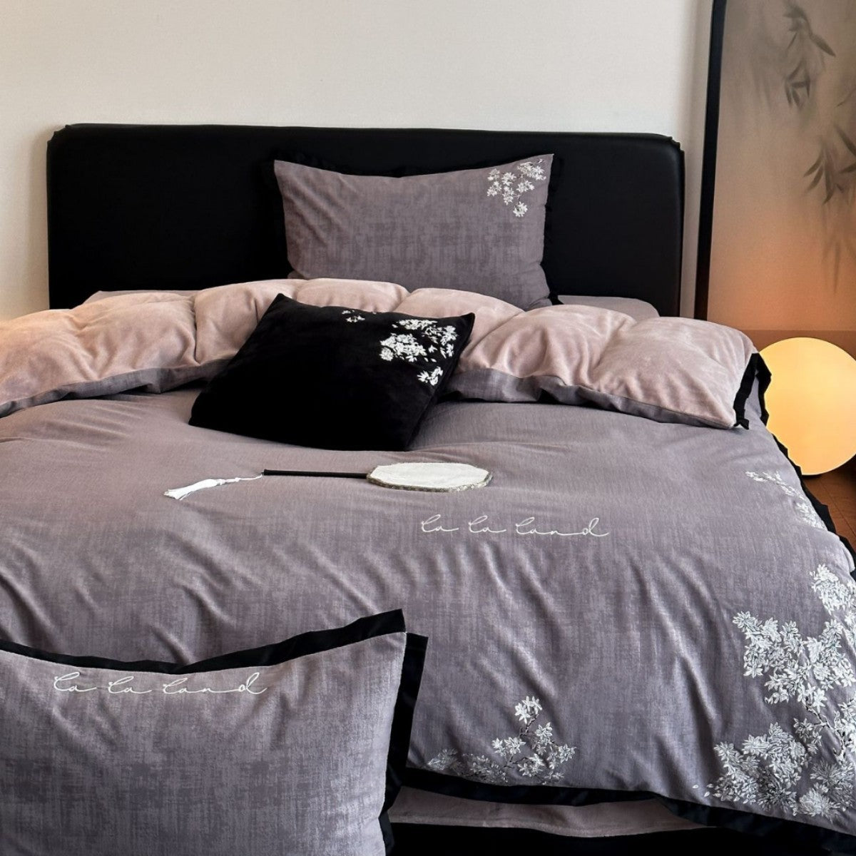 Elegante Bettwäsche-Garnitur aus Baumwollsatin mit zarter Blumenstickerei und kontrastierter Einfassung