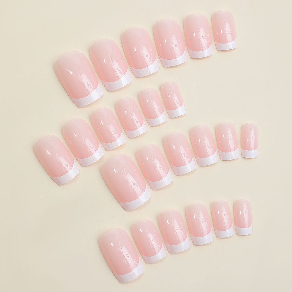 Kunstnagelset mit eleganten French-Tipp Verzierungen Brehn