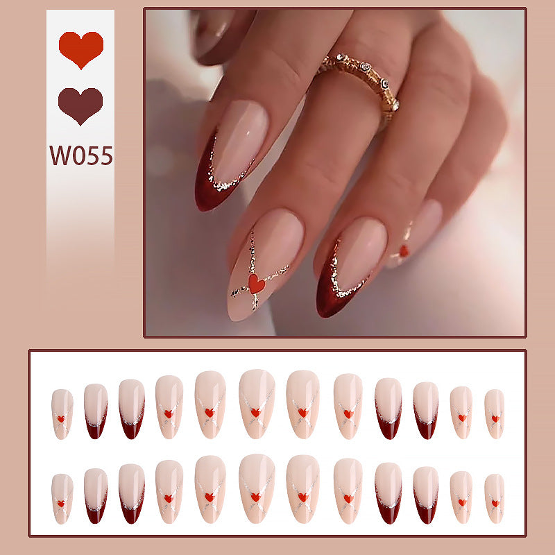 Kunstnägel mit Herzmotiven und Glitzerdetails Brehn