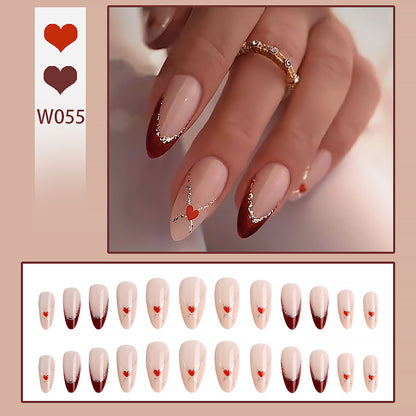 Kunstnägel mit Herzmotiven und Glitzerdetails Brehn