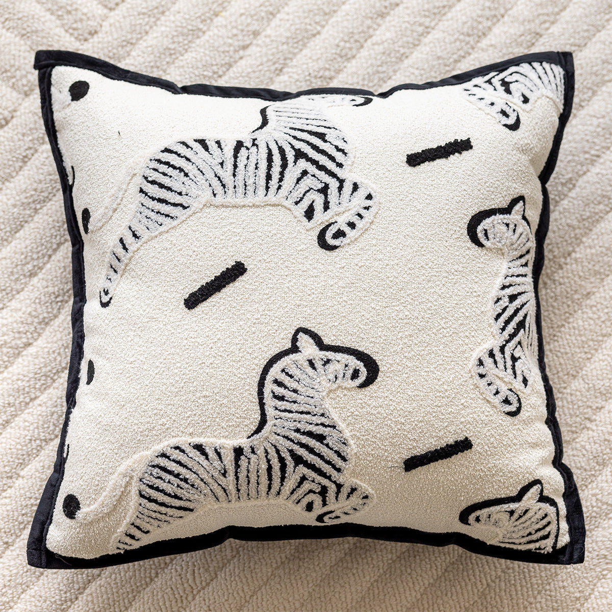 Luxuriöses Kissen mit Pantherdesign