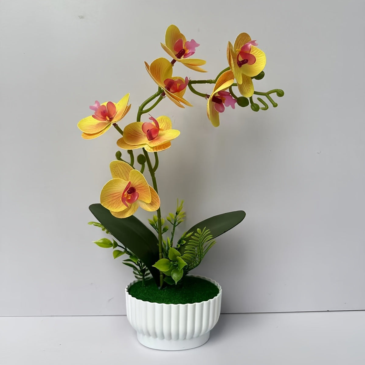 Elegante Faux-Orchideen-Anordnung für die Innendekoration