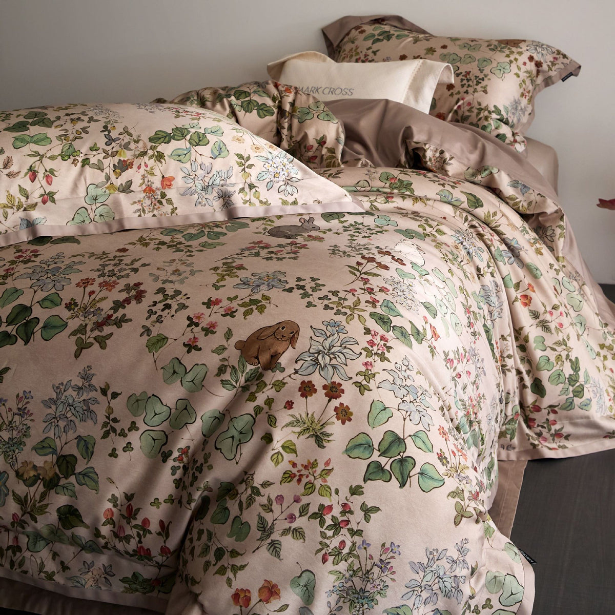 Luxuriöses Satin-Bettwäsche-Set mit floralem und Beerenmotiv