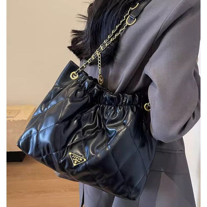 Gepolsterte Kettenschultertasche Brehn