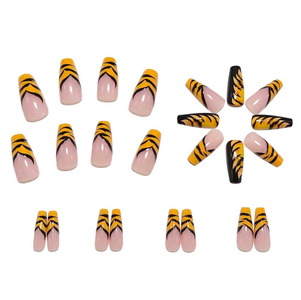 Kreative Kunstnägel im Tiger-Stripes Design Brehn
