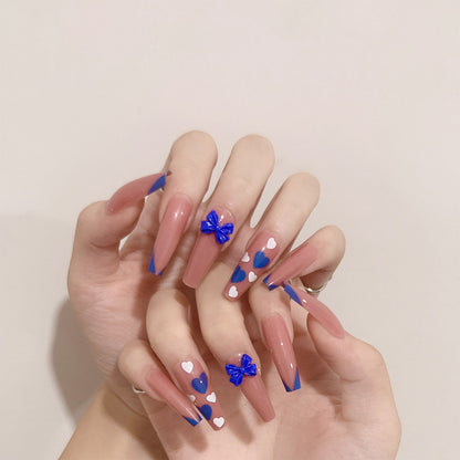 Kunstvolle Stiletto-Nägel mit modernen Herz- und Schleifenmotiven Brehn
