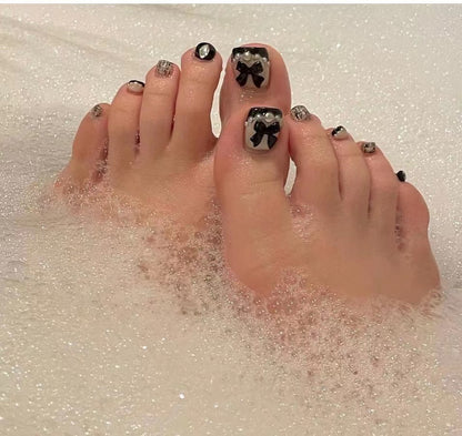Kunstvolle Fußnagelkunst mit Glitzer- und geometrischen Akzenten Brehn