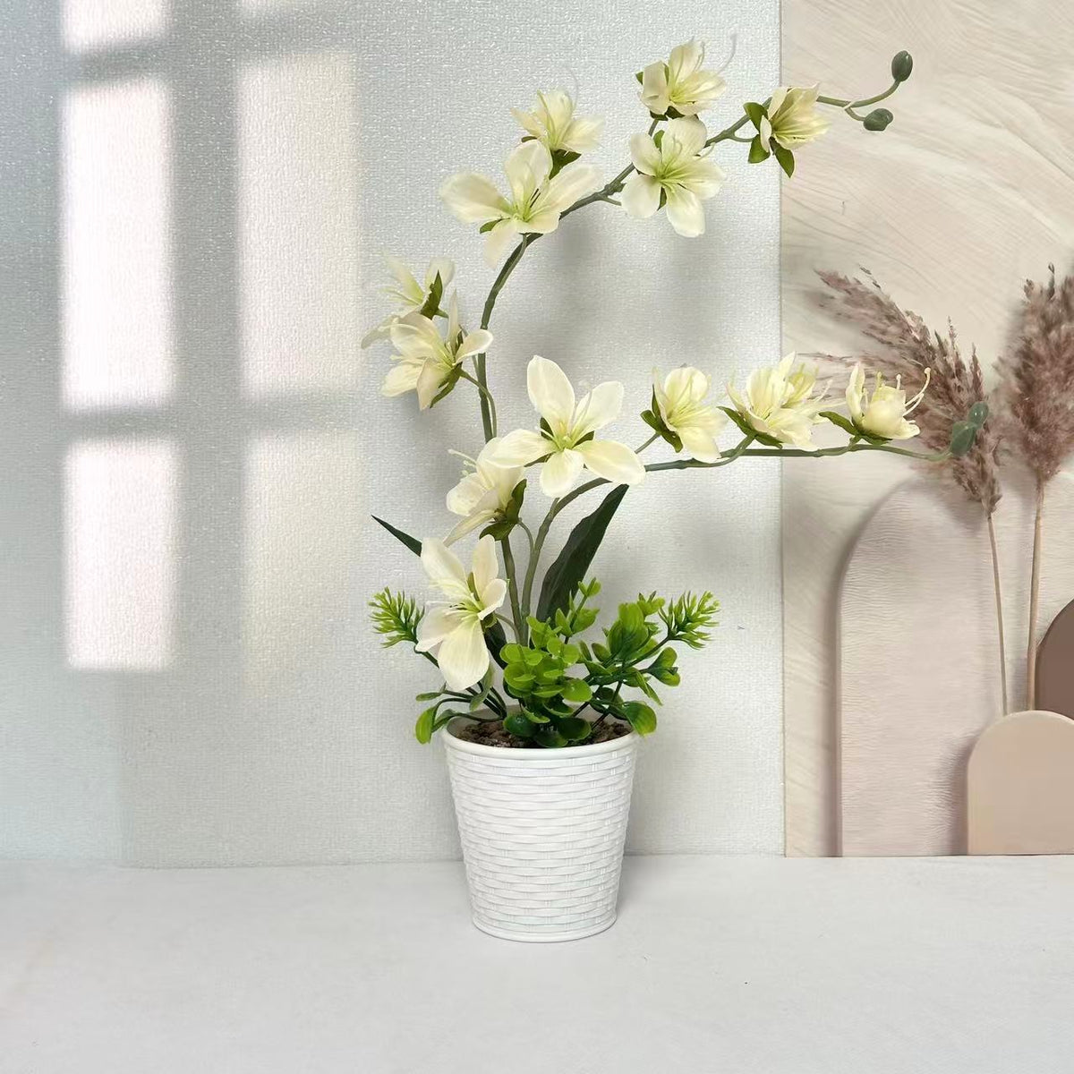 Elegante künstliche Blumenarrangement für die Innendekoration