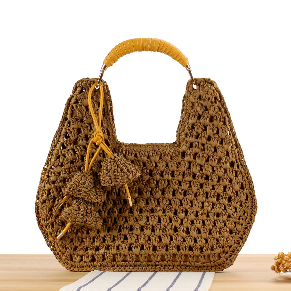Handtasche Aus Handgearbeitetem Naturmaterial mit Einzigartigem Quastenanhänger Brehn