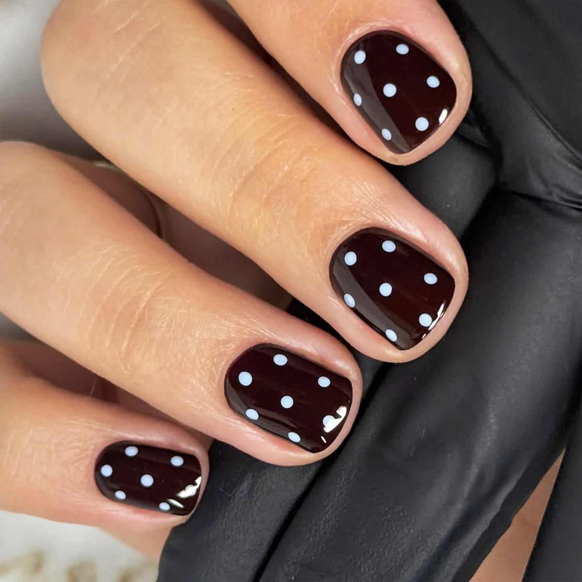 Kunstvolle Nagelkunst mit verspieltem Punktedesign Brehn