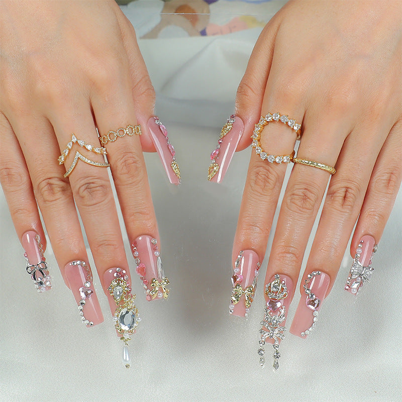 Dekoratives Press-On-Nagelkunstset mit glamourösen Schmuckakzenten Brehn