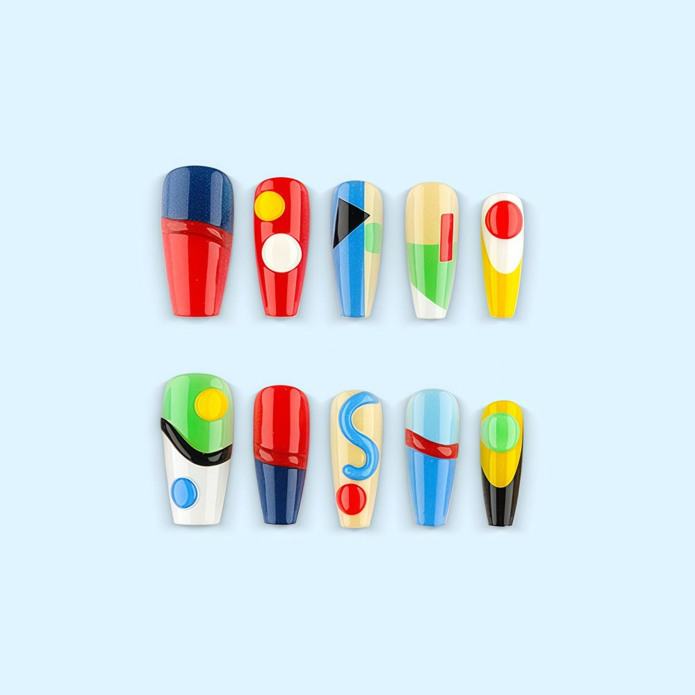 Kreatives Kunstnagelset mit geometrischen Mustern und 3D-Applikationen Brehn