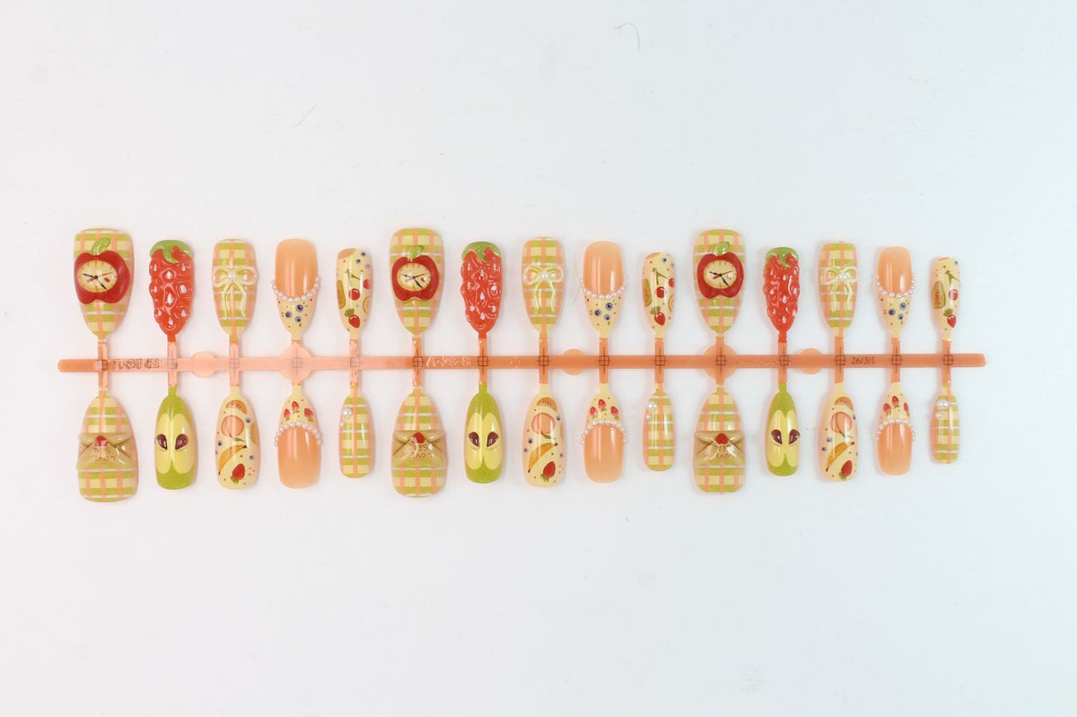 Kunstnagelset mit fröhlichen Obst- und Blumenmotiven Brehn