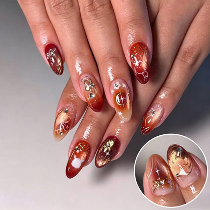 Künstlerisches Press-On Nagelkunstset mit floralen und metallischen Emblemen Brehn