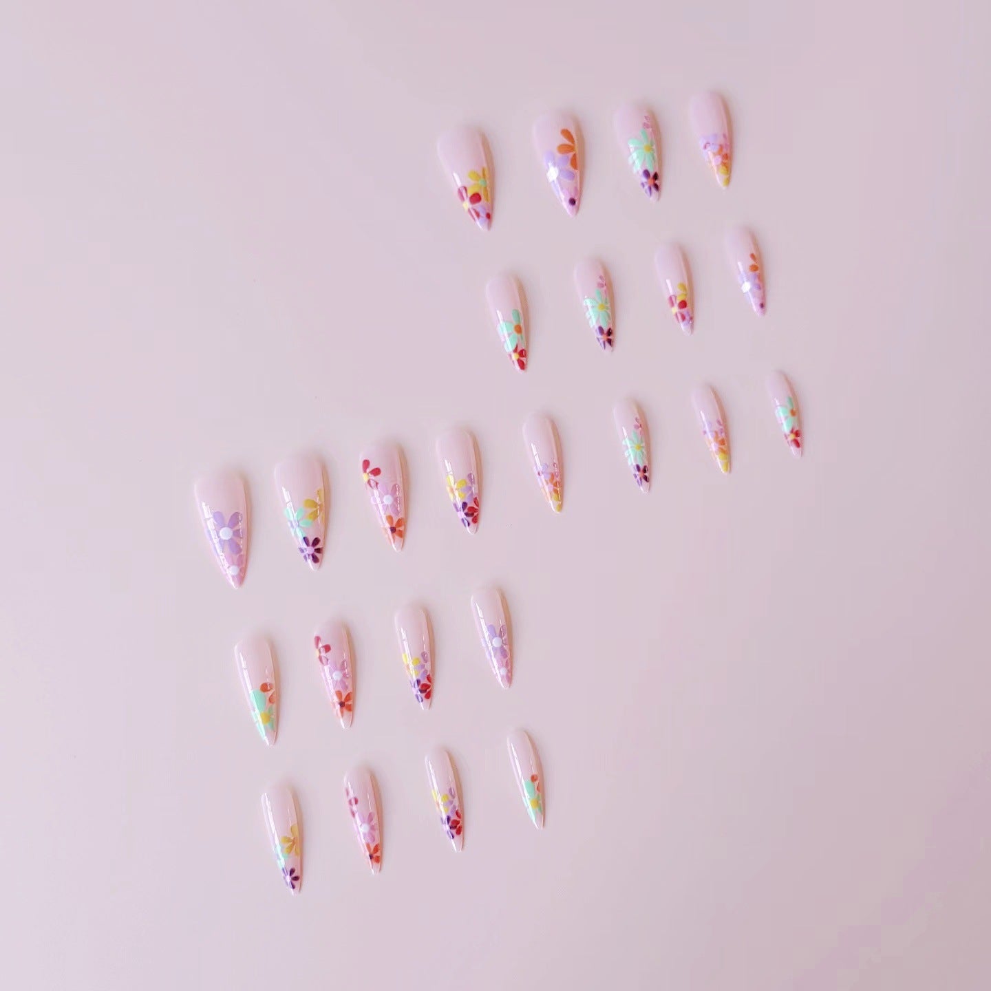 Kunstnagelset mit lebhaften Blumenmotiven und spitzen Akzenten Brehn