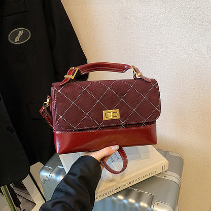 Gep quiltete Wildleder- und glänzende Leder-Handtasche