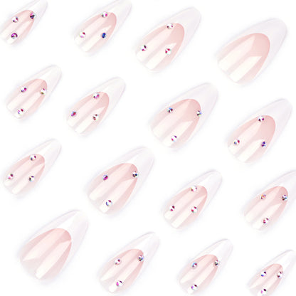 Kunstnagelset mit eleganten French-Spitzen und funkelnden Akzenten Brehn