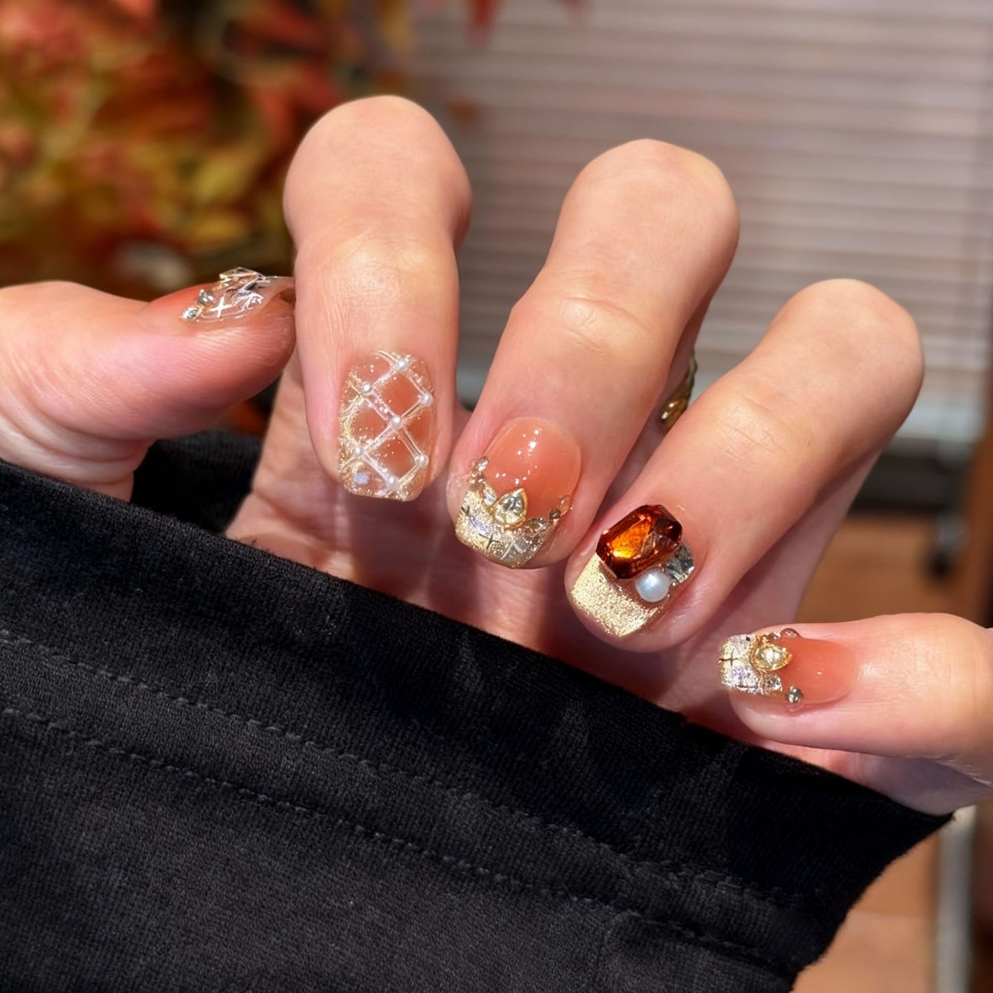 Kunstnagelset mit festlichem Geschenk-Design und eleganten Glitzer-Akzenten Brehn