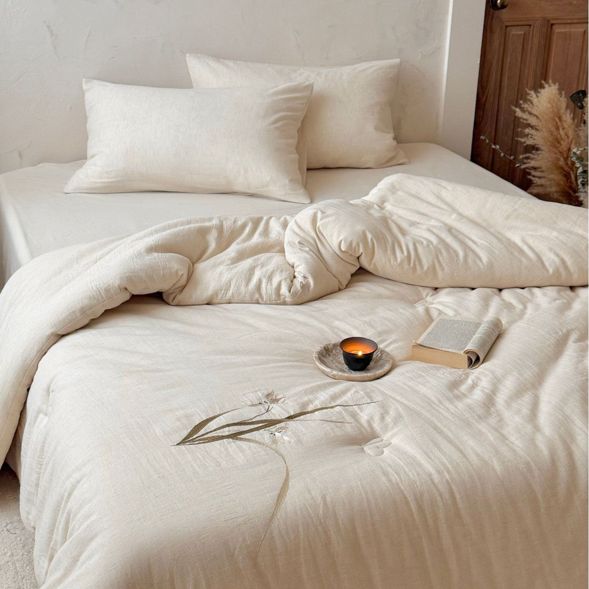 Gestepptes Baumwoll-Steppbett mit zarter Blumenstickerei