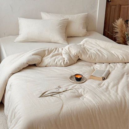 Gestepptes Baumwoll-Steppbett mit zarter Blumenstickerei