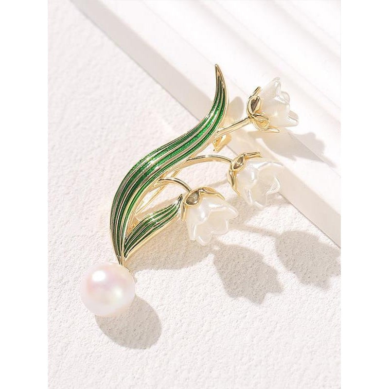 Elegante Blütenbrosche mit Perlenanhänger Brehn