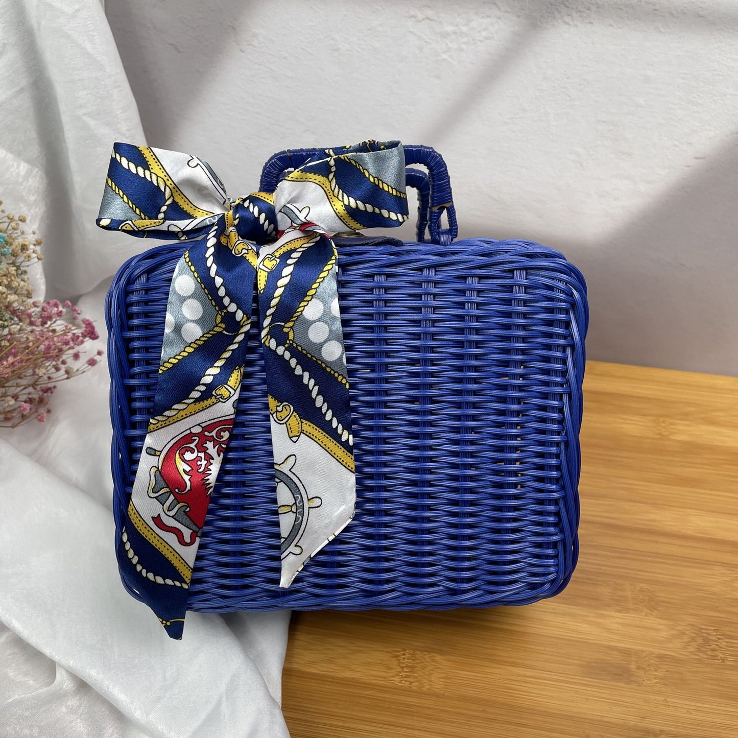 Damen geflochtener Handtasche mit dekorativem Seidenband Brehn
