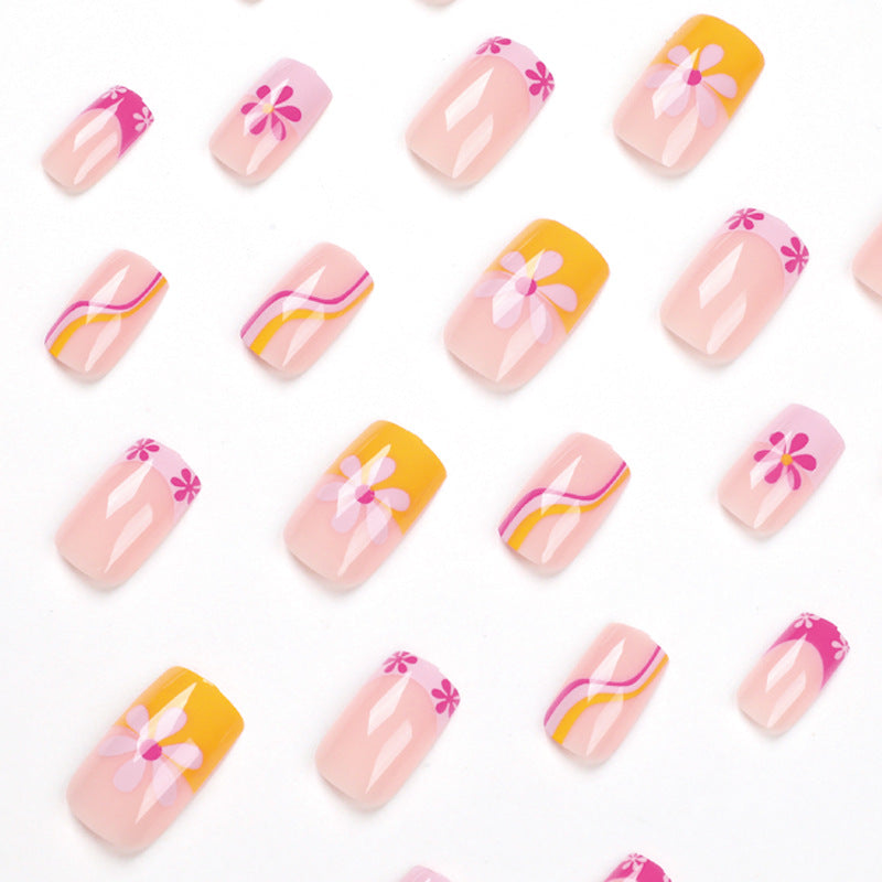 Kreative Nagelkunst mit floralem Design und bunten Akzenten Brehn