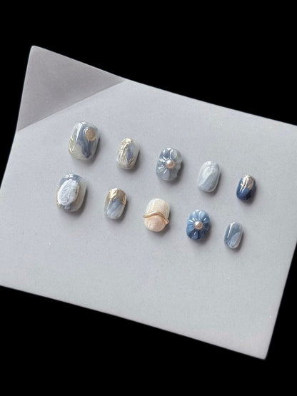 Künstlerisches Press-On Nagelkunst Set mit einzigartigen floralen und marmorierten Akzenten