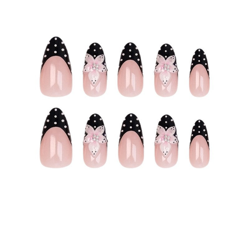 Kunstnagelset mit eleganten 3D-Blumen und stilvollen Punkten Brehn