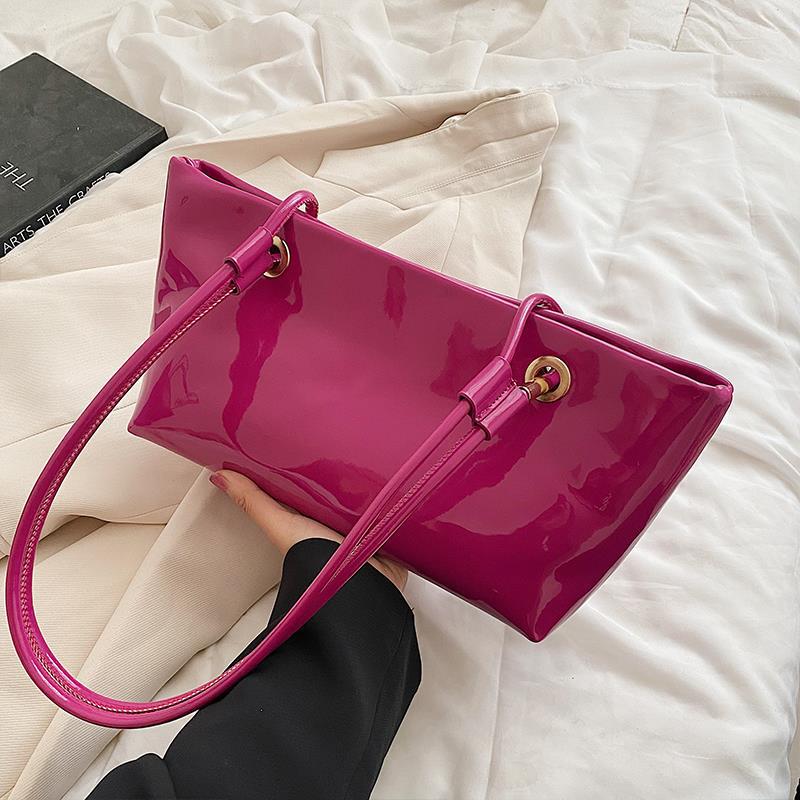 Glänzende Patentanleder-Handtasche