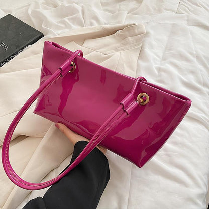 Glänzende Patentanleder-Handtasche