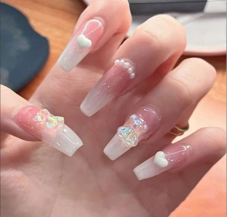 Glamouröse Nagelkunst mit Perlen und Glitzer Brehn