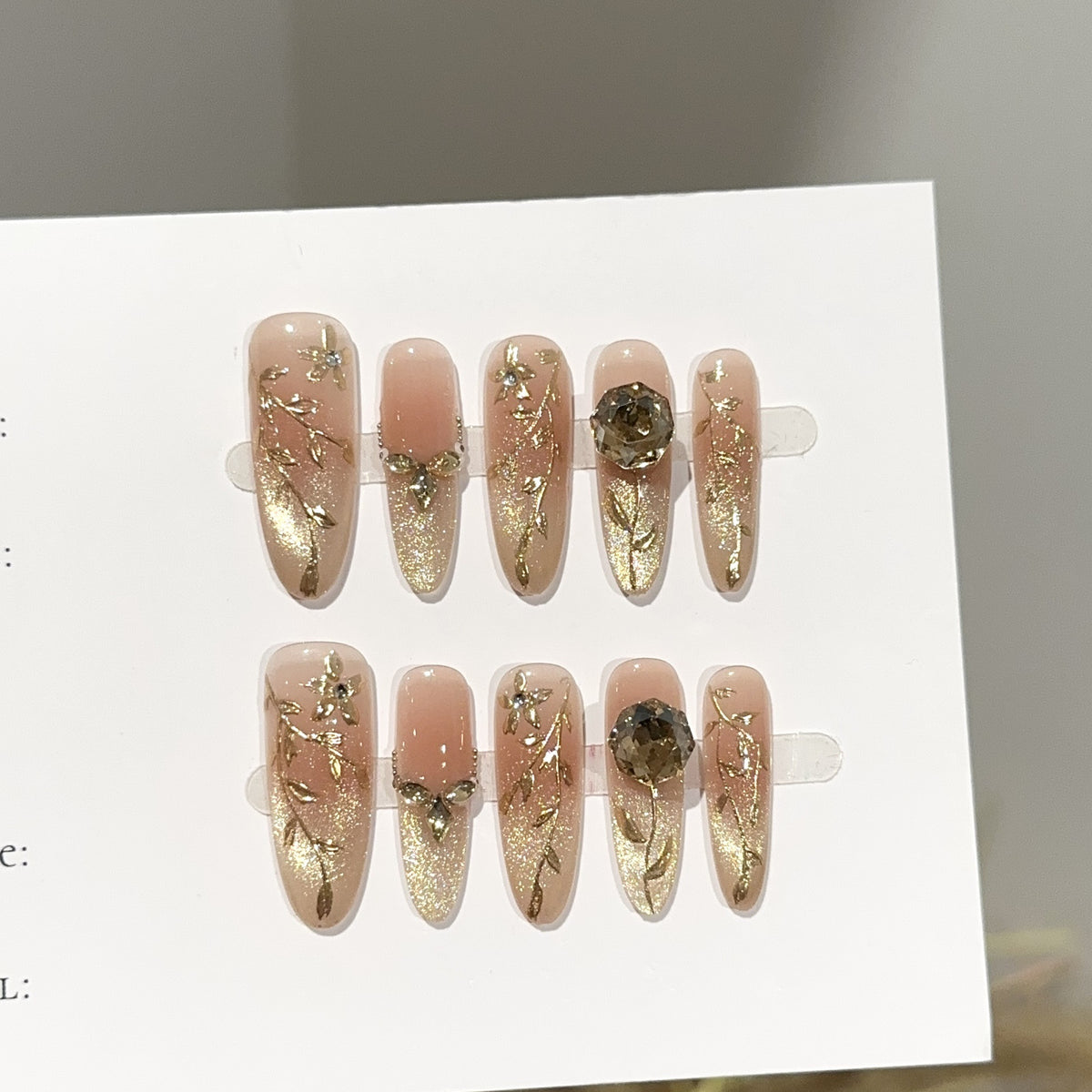 Elegantes Press-On-Nagelkunst-Set mit floralen Akzenten
