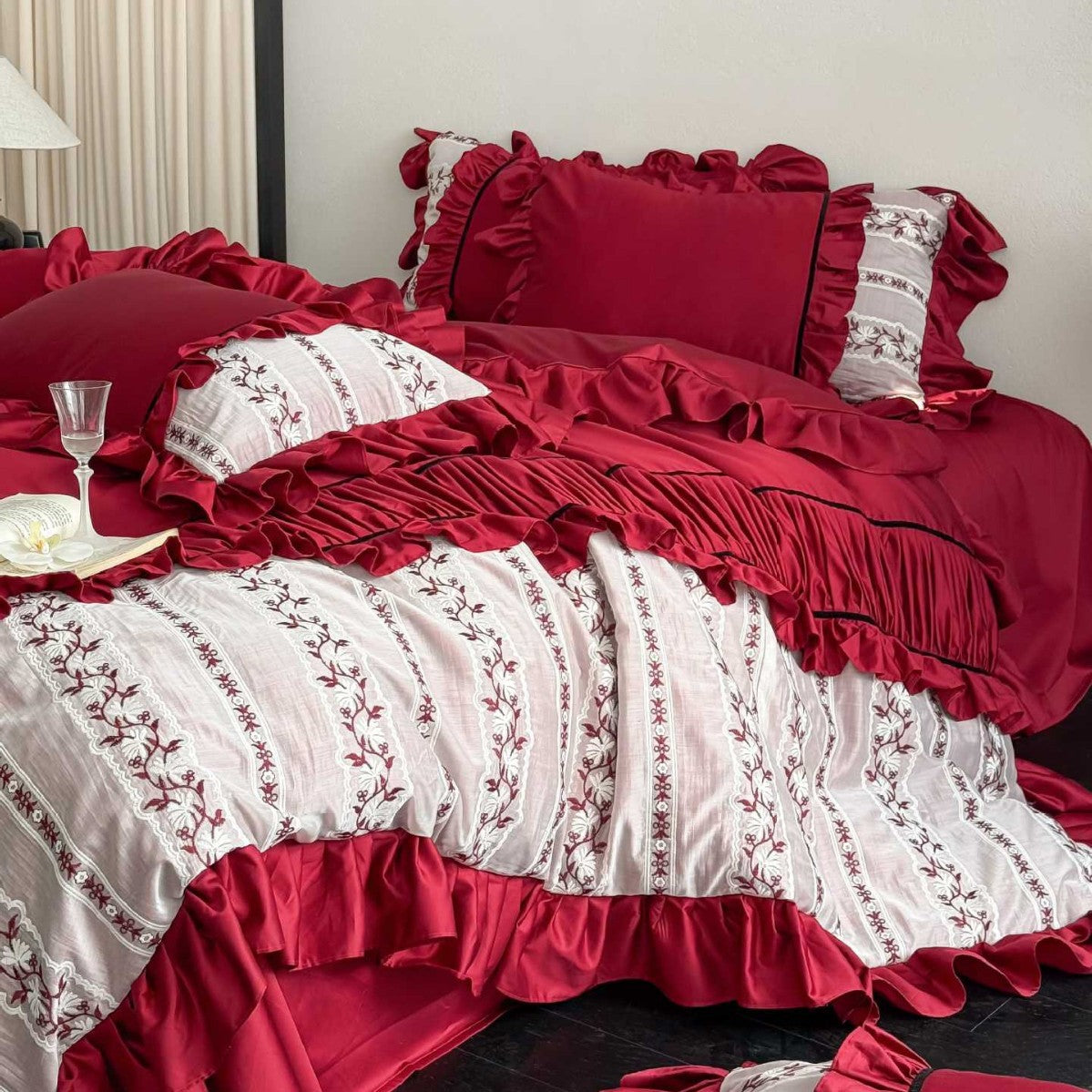 Luxuriöses Rüschen-Bettwäsche-Set aus Satin mit gestickter Bordüre
