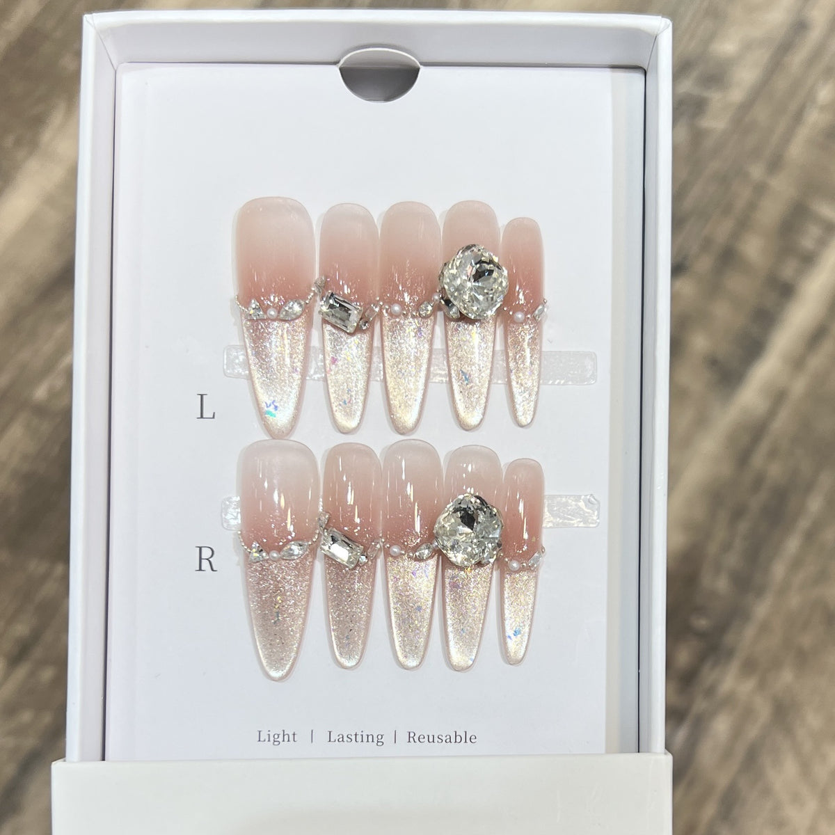 Dekorativer Stiletto Press-On Nagelkunstset mit Strassdetails Brehn