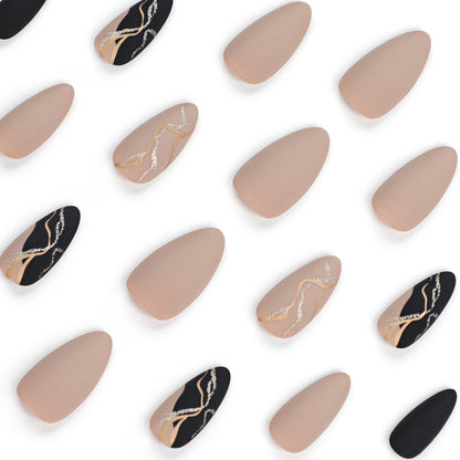 Kunstvolle Nageldesigns mit elegantem Goldakzent Brehn