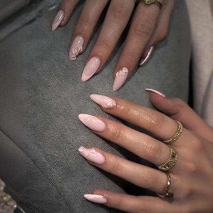 Kunstnagelset mit zarten Blütenverzierungen und elegantem Glanz Brehn
