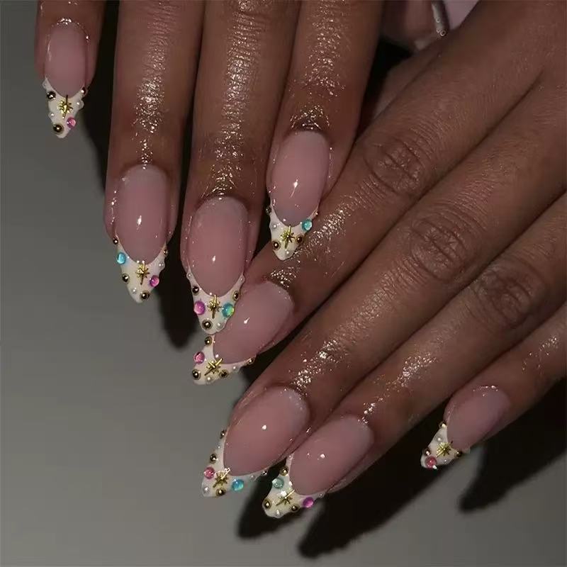 Kunstnagelset mit glamourösen 3D-Verzierungen und funkelnden Strass Brehn
