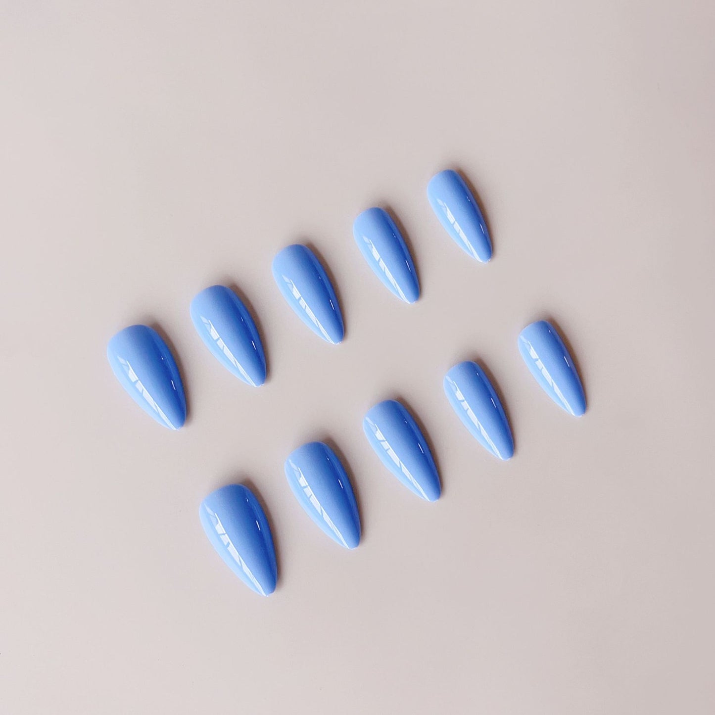 Kunstnagelset mit eleganten, hochglänzenden Spitzen Brehn