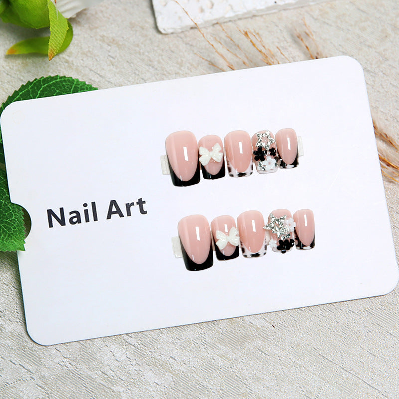 Elegante Kunstnägel mit detaillierten Verzierungen Brehn