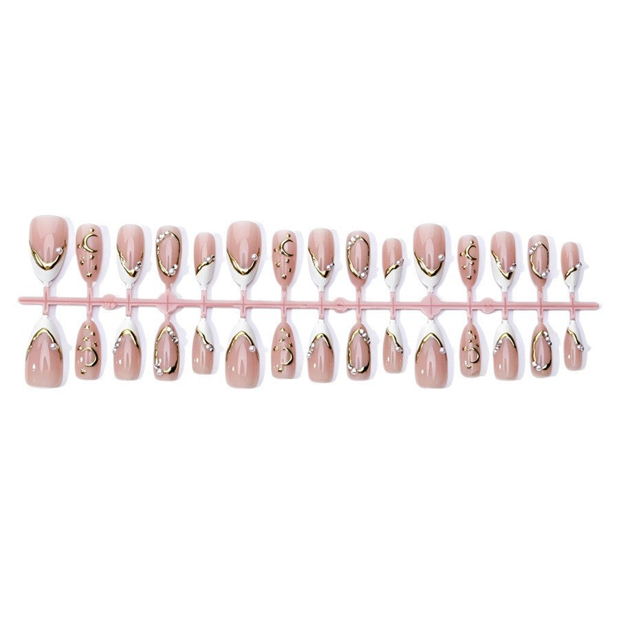 Exquisites Kunstnagelset mit feinen 3D-Verzierungen und eleganten Akzenten Brehn