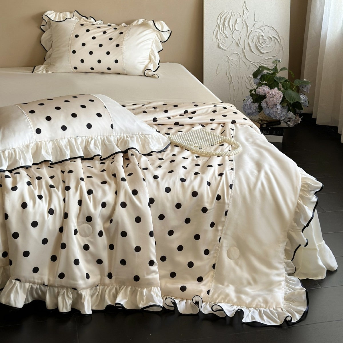 Elegante Satin-Bettwäschegarnitur mit Tupfenmuster, Volant und kontrastierender Kantenpaspel