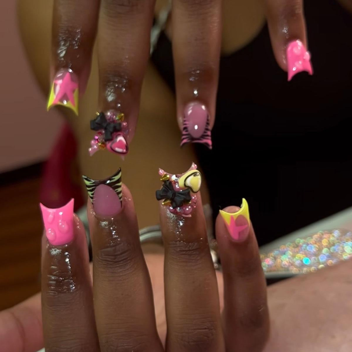 Glamouröse Blumenschmuck-Nagelverlängerungen Brehn