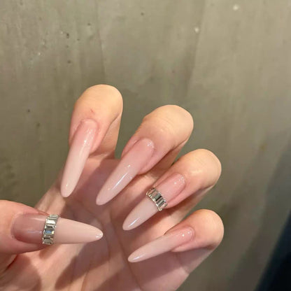 Elegante Stiletto-Nagelverlängerungen mit Kristallakzenten