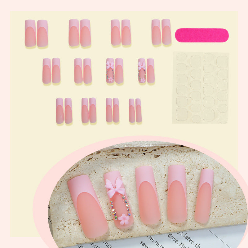 Dekorative Press-On Nagelkunst mit floralen und Schleifenakzenten Brehn
